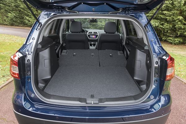 Le SUV compact Suzuki S-Cross adopte une calandre haute et puissante