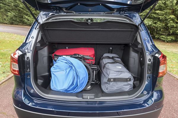 Le SUV compact Suzuki S-Cross adopte une calandre haute et puissante