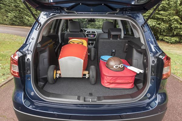 Le SUV compact Suzuki S-Cross adopte une calandre haute et puissante