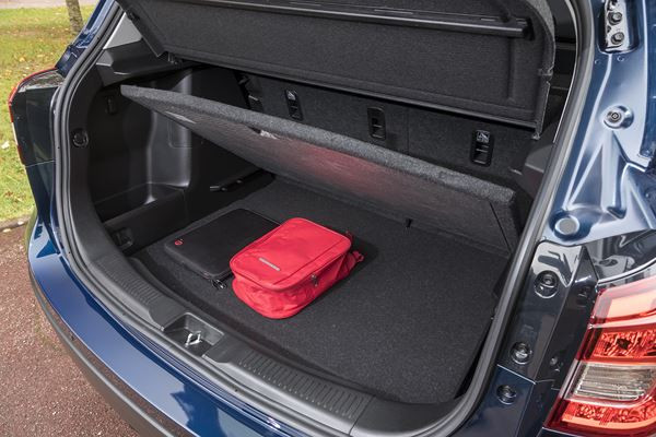Le SUV compact Suzuki S-Cross adopte une calandre haute et puissante