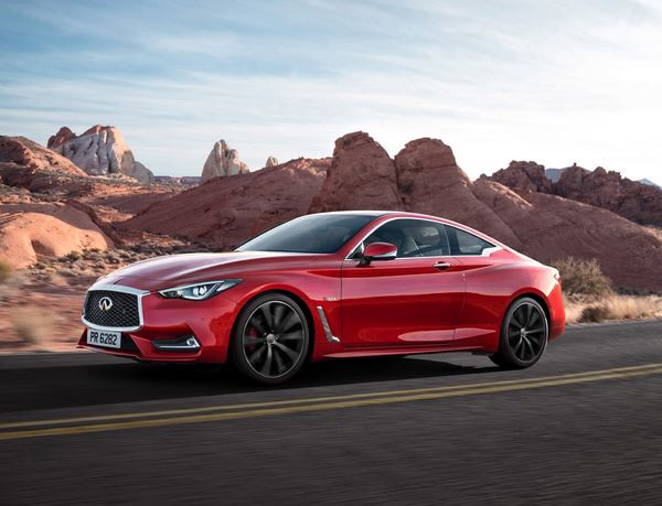 Le coupé Infiniti Q60 affiche un design tout en puissance