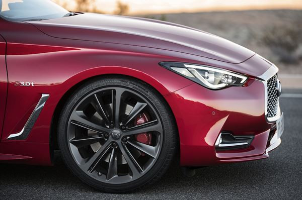 Le coupé Infiniti Q60 affiche un design tout en puissance