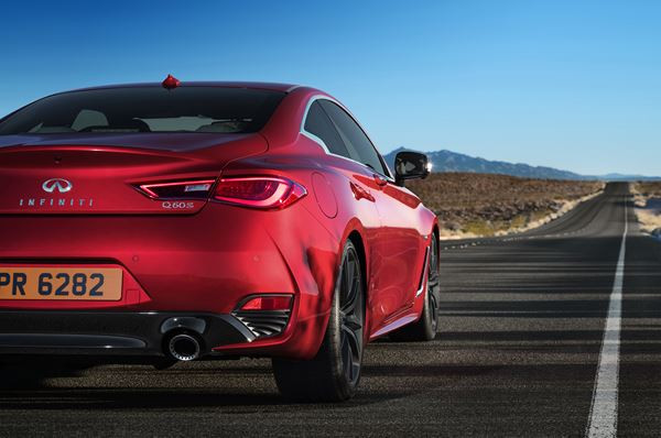 Le coupé Infiniti Q60 affiche un design tout en puissance