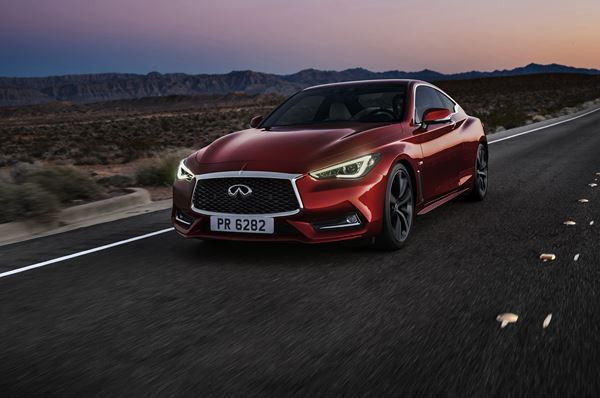 Le coupé Infiniti Q60 affiche un design tout en puissance