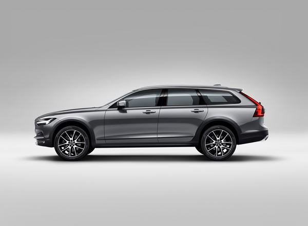 Le break Volvo V90 se décline en version tous chemins Cross Country
