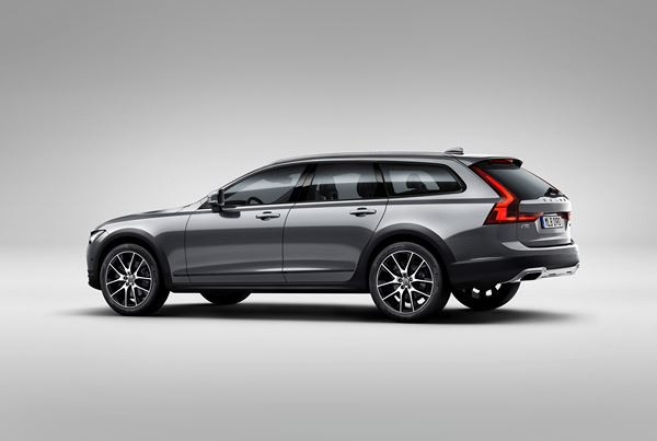 Le break Volvo V90 se décline en version tous chemins Cross Country
