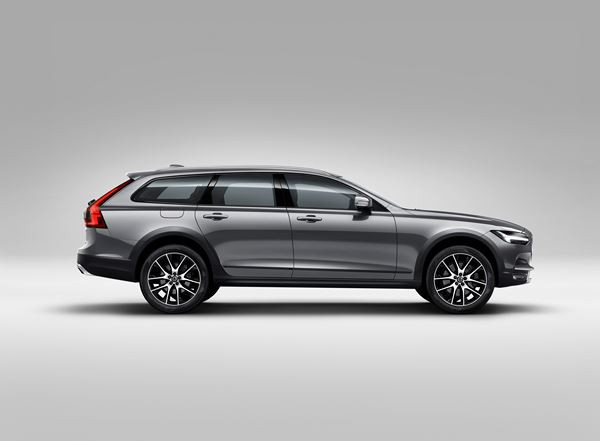 Le break Volvo V90 se décline en version tous chemins Cross Country