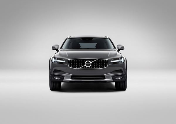 Le break Volvo V90 se décline en version tous chemins Cross Country