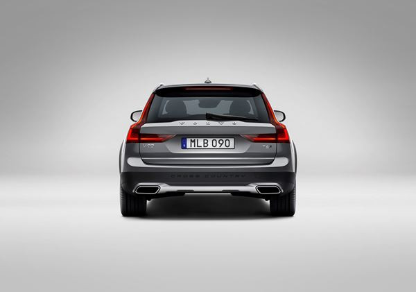 Le break Volvo V90 se décline en version tous chemins Cross Country
