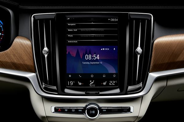 Le break Volvo V90 se décline en version tous chemins Cross Country