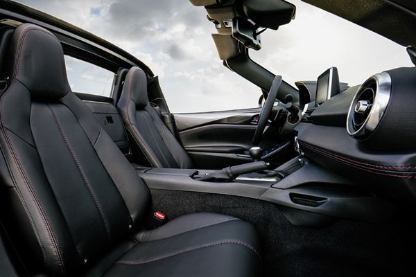 Le Mazda MX-5 RF embarque un toit rigide rétractable électrique en trois parties