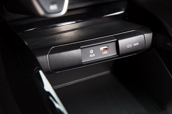La Kia Rio affiche des lignes droites et des surfaces lisses