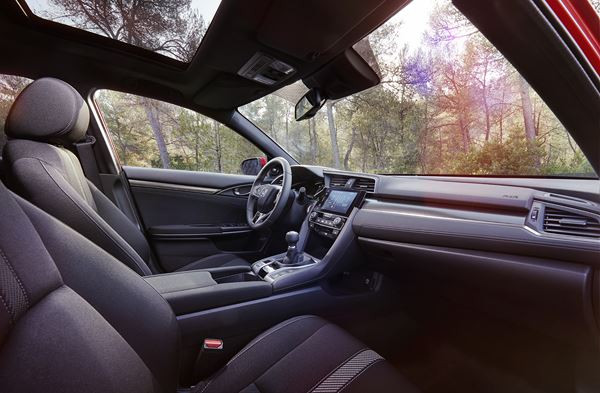 La Honda Civic 4 portes revendique un tempérament sportif