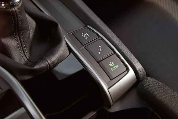 La Honda Civic 4 portes revendique un tempérament sportif