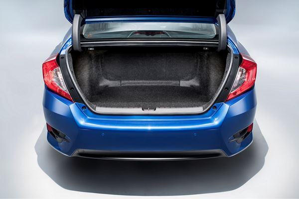 La Honda Civic 4 portes revendique un tempérament sportif