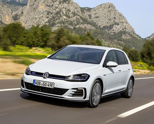 La Volkswagen Golf GTE hybride rechargeable parcourt 50 km en mode électrique