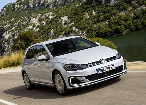 La Volkswagen Golf GTE hybride rechargeable parcourt 50 km en mode électrique