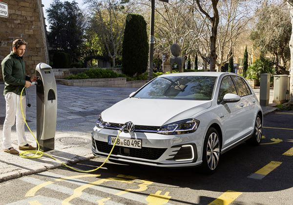 La Volkswagen Golf GTE hybride rechargeable parcourt 50 km en mode électrique