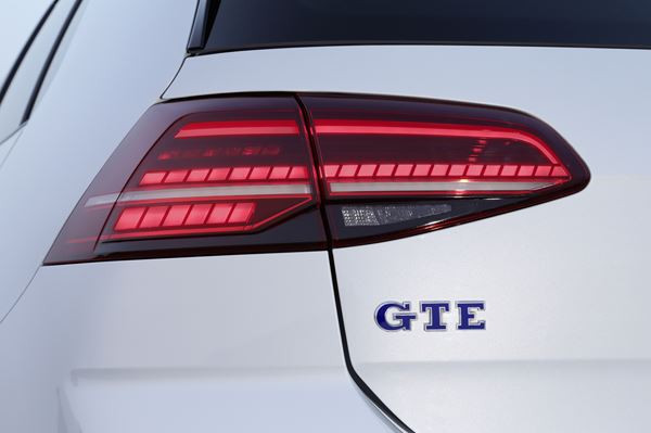 La Volkswagen Golf GTE hybride rechargeable parcourt 50 km en mode électrique