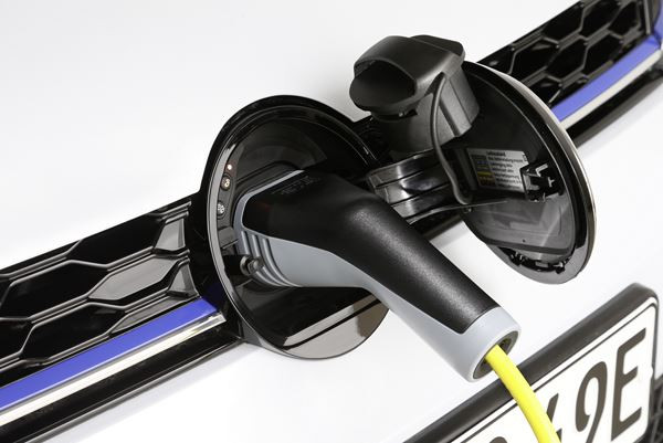La Volkswagen Golf GTE hybride rechargeable parcourt 50 km en mode électrique