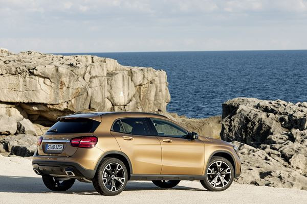 Le Mercedes-Benz GLA met en scène ses gênes de SUV