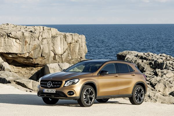 Le Mercedes-Benz GLA met en scène ses gênes de SUV