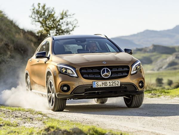 Le Mercedes-Benz GLA met en scène ses gênes de SUV