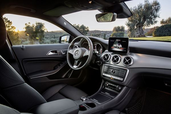 Le Mercedes-Benz GLA met en scène ses gênes de SUV