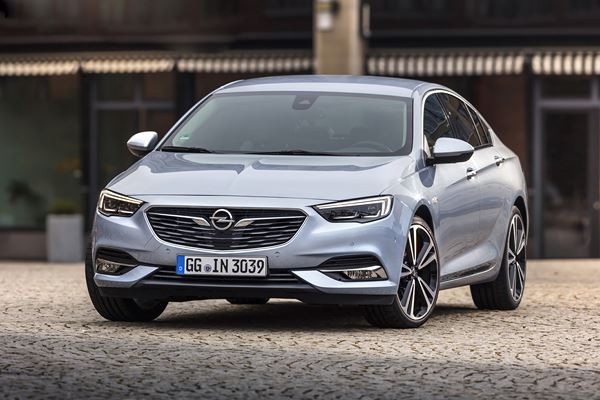L'Opel Insignia Grand Sport affiche une silhouette élancée athlétique