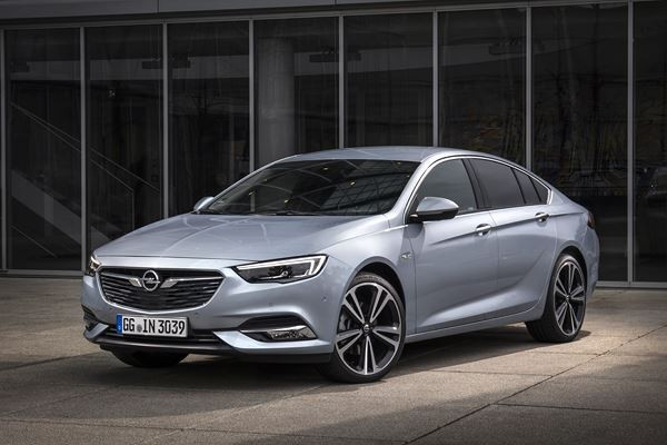 L'Opel Insignia Grand Sport affiche une silhouette élancée athlétique
