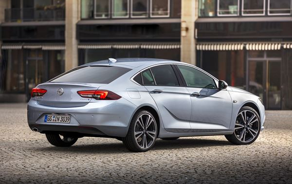 L'Opel Insignia Grand Sport affiche une silhouette élancée athlétique