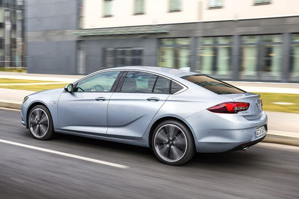 L'Opel Insignia Grand Sport affiche une silhouette élancée athlétique