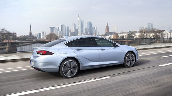 L'Opel Insignia Grand Sport affiche une silhouette élancée athlétique