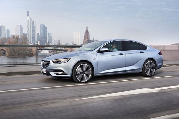 L'Opel Insignia Grand Sport affiche une silhouette élancée athlétique