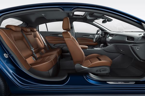 L'Opel Insignia Grand Sport affiche une silhouette élancée athlétique