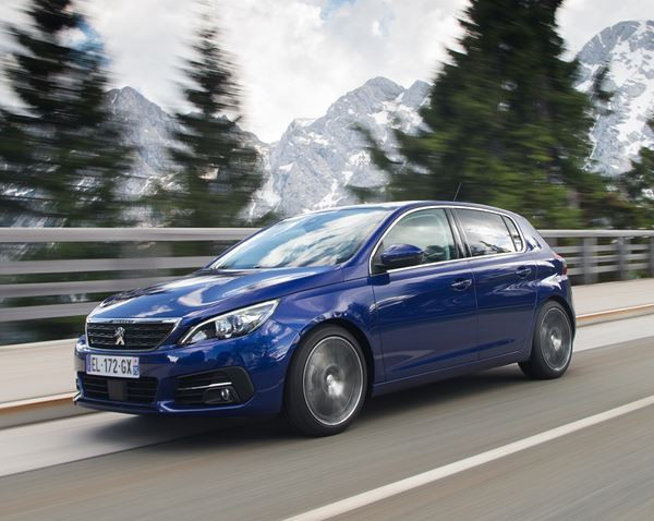 La Peugeot 308 s’affirme avec une calandre verticale