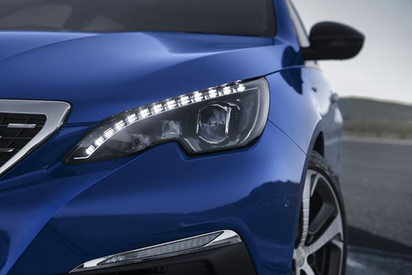 La Peugeot 308 s’affirme avec une calandre verticale