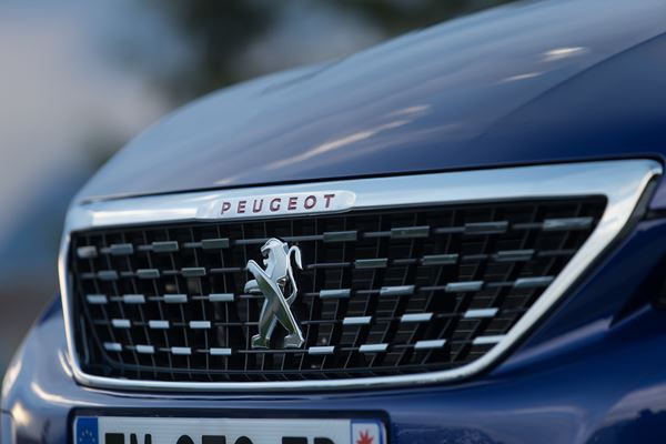 La Peugeot 308 s’affirme avec une calandre verticale