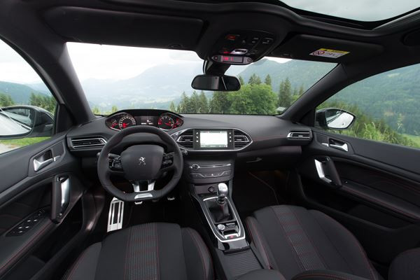 La Peugeot 308 s’affirme avec une calandre verticale