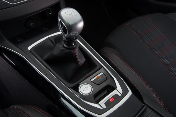 La Peugeot 308 s’affirme avec une calandre verticale
