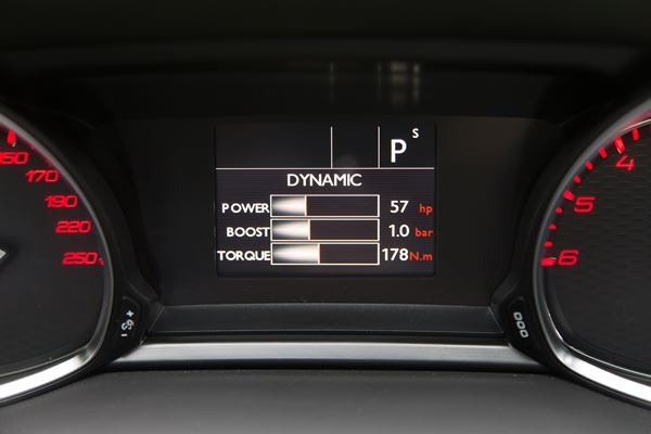 La Peugeot 308 s’affirme avec une calandre verticale