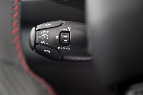 La Peugeot 308 s’affirme avec une calandre verticale