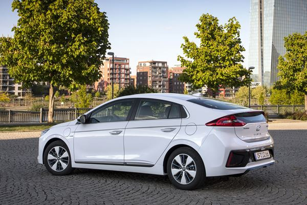 La Hyundai Ioniq plug-in parcourt près de 60 kilomètres en électrique