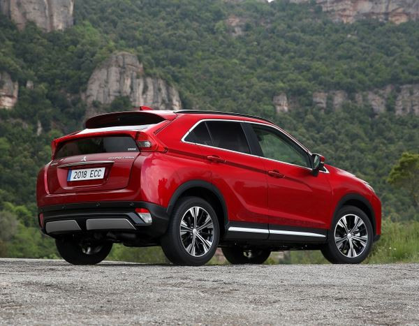 Le SUV compact Mitsubishi Eclipse Cross arbore une silhouette effilée