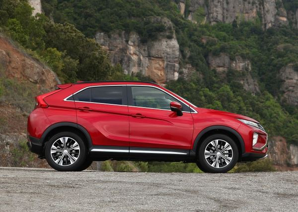 Le SUV compact Mitsubishi Eclipse Cross arbore une silhouette effilée