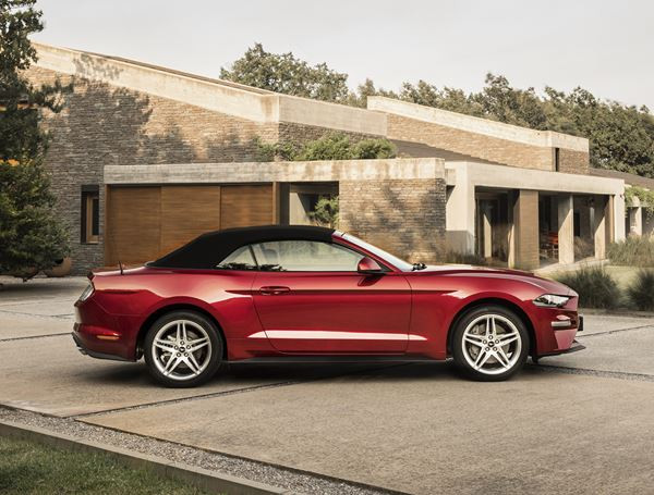 La Ford Mustang Cabriolet embarque un bloc V8 de 450 ch