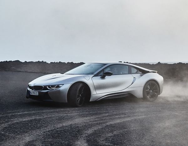 La voiture sportive hybride rechargeable BMW i8 Coupé restylée entre en  piste