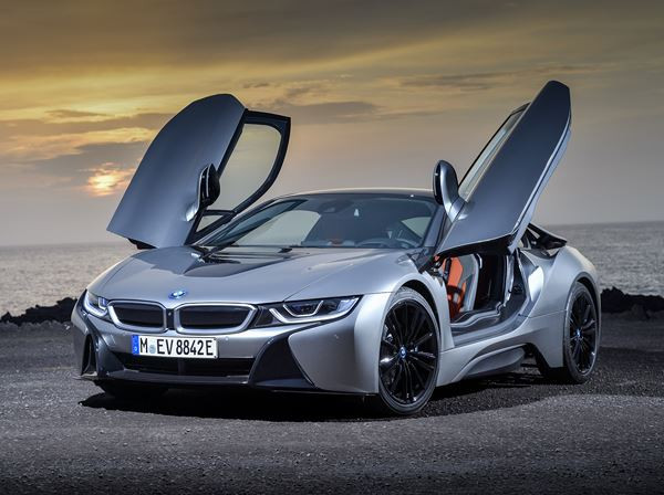 La voiture sportive hybride rechargeable BMW i8 Coupé restylée entre en  piste