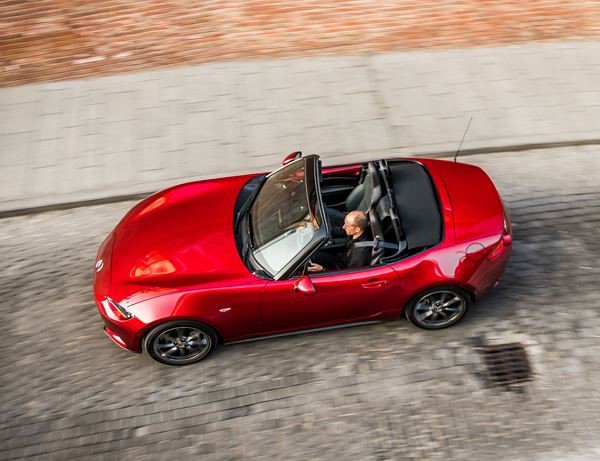 Le petit cabriolet biplace Mazda MX-5 ST s'offre de subtiles évolutions
