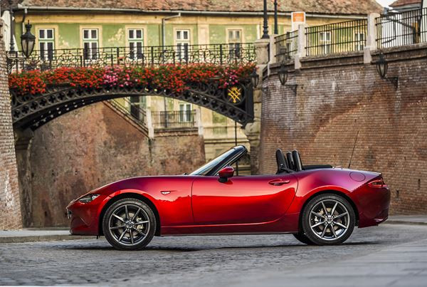 Le petit cabriolet biplace Mazda MX-5 ST s'offre de subtiles évolutions